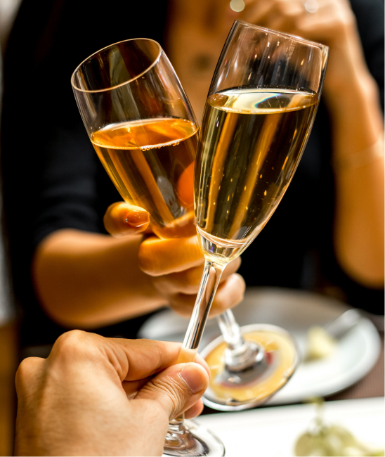 um casal brindando com champagne