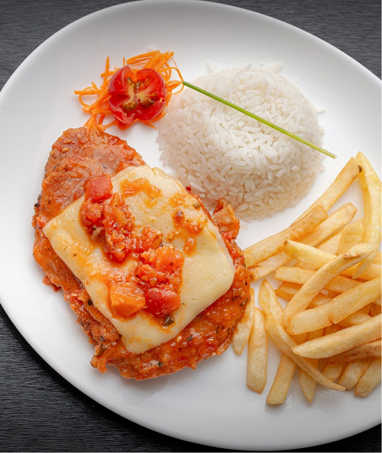 um prato com uma parmegiana, batata frita e arroz